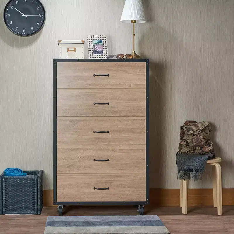 Cassettiera in legno Herty a 5 cassetti con rotelle