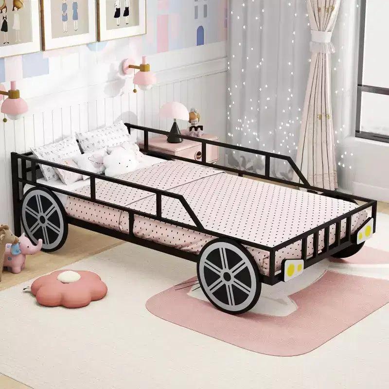 Struttura letto in metallo a forma di auto singola con ruote decorative e sponde di sicurezza
