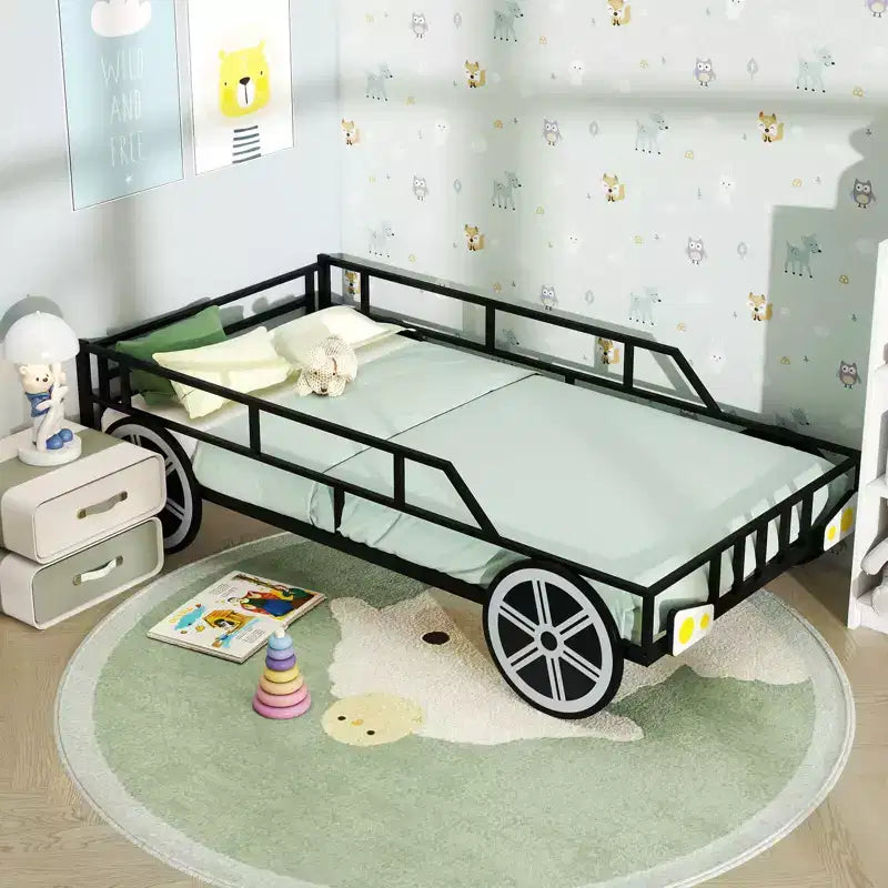 Struttura letto in metallo a forma di auto singola con ruote decorative e sponde di sicurezza