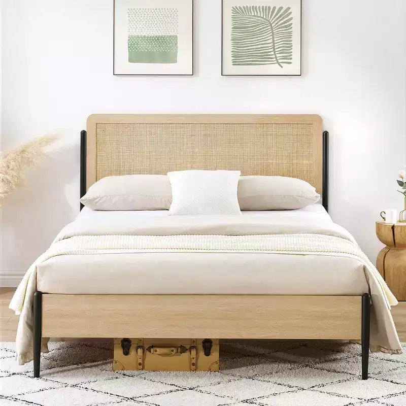 Struttura letto matrimoniale con testiera ricurva in metallo e rattan e pediera in legno con piattaforma e contenitore sottoletto