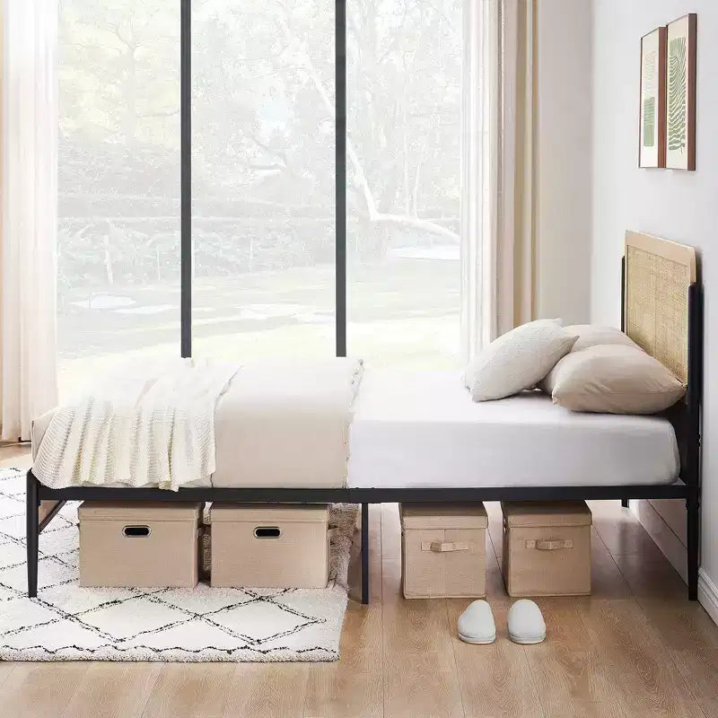 Struttura letto matrimoniale con testiera ricurva in metallo e rattan e pediera in legno con piattaforma e contenitore sottoletto