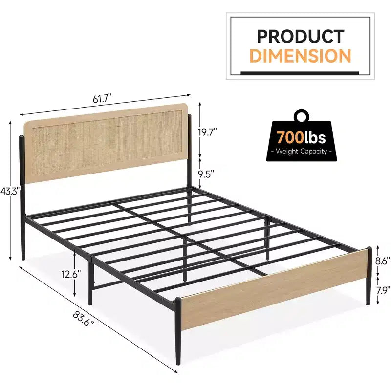 Struttura letto matrimoniale con testiera ricurva in metallo e rattan e pediera in legno con piattaforma e contenitore sottoletto