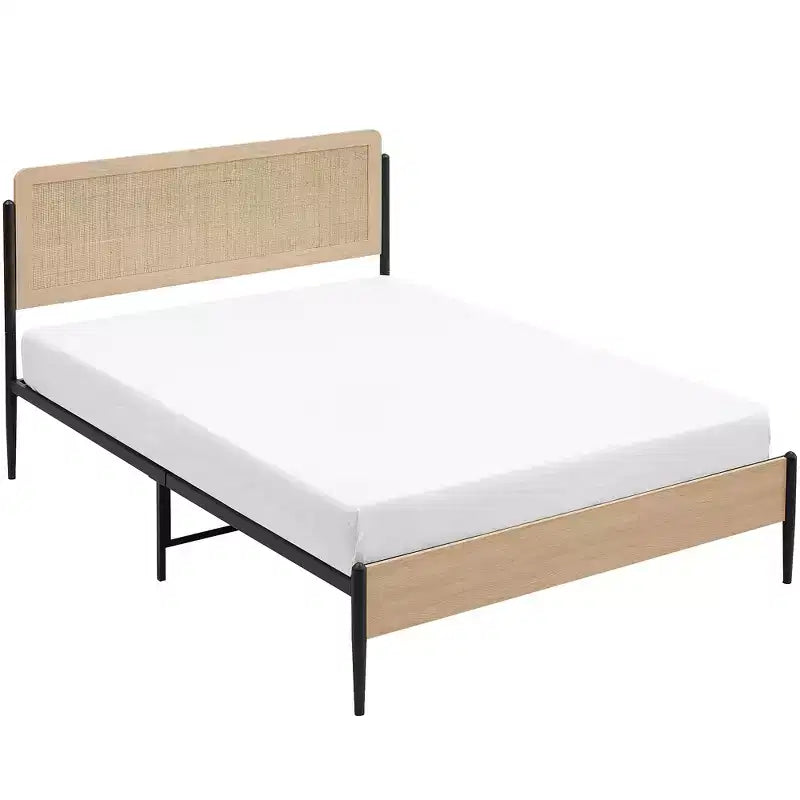 Struttura letto matrimoniale con testiera ricurva in metallo e rattan e pediera in legno con piattaforma e contenitore sottoletto