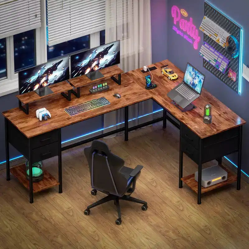 Scrivania per computer a L marrone da 66 pollici con stazione di ricarica, scrivania da gioco per due persone lunga 94,4 pollici, 4 cassetti, 2 supporti per monitor, storage per ufficio domestico