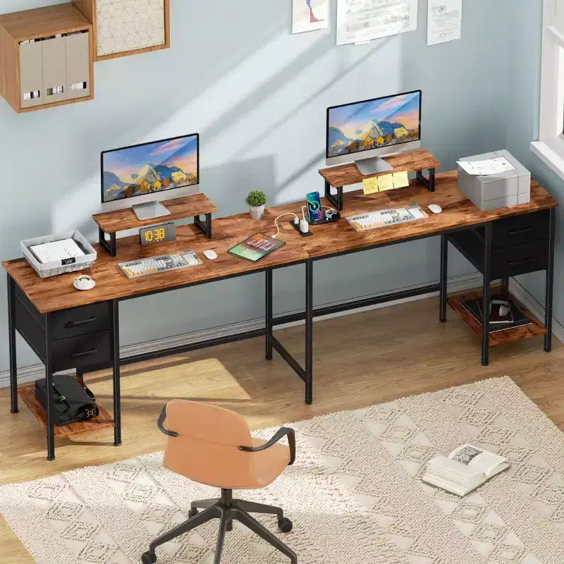 Scrivania per computer a L marrone da 66 pollici con stazione di ricarica, scrivania da gioco per due persone lunga 94,4 pollici, 4 cassetti, 2 supporti per monitor, storage per ufficio domestico