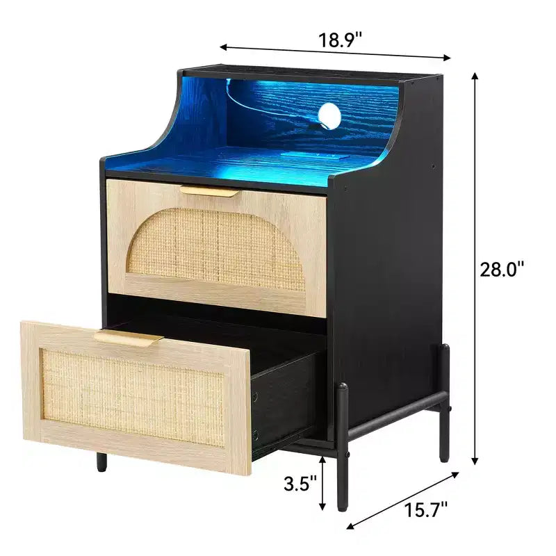 Comodino in Legno e Rattan, Stazione di Ricarica e Luci LED, Porte/Prese USB, 3 Cassetti in Rattan, Nero per Camera da Letto