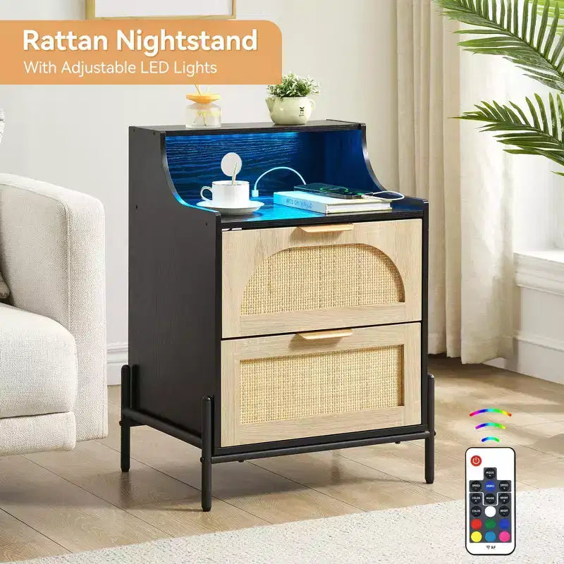 Comodino in Legno e Rattan, Stazione di Ricarica e Luci LED, Porte/Prese USB, 3 Cassetti in Rattan, Nero per Camera da Letto