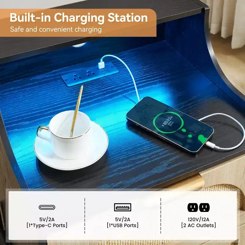 Comodino in Legno e Rattan, Stazione di Ricarica e Luci LED, Porte/Prese USB, 3 Cassetti in Rattan, Nero per Camera da Letto