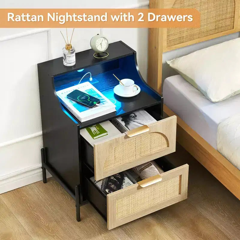 Comodino in Legno e Rattan, Stazione di Ricarica e Luci LED, Porte/Prese USB, 3 Cassetti in Rattan, Nero per Camera da Letto
