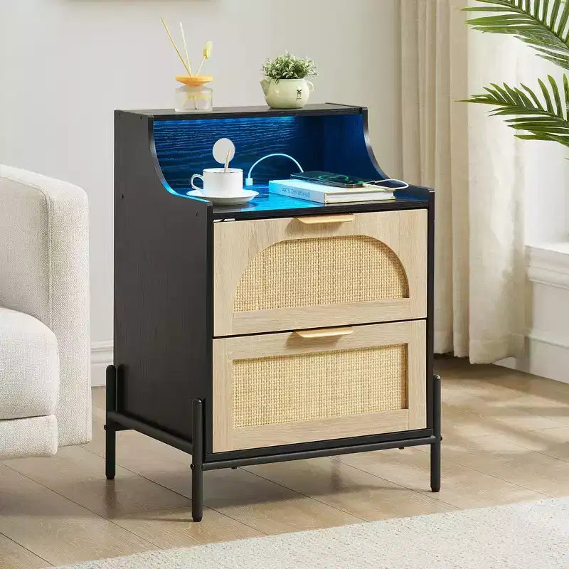 Comodino in Legno e Rattan, Stazione di Ricarica e Luci LED, Porte/Prese USB, 3 Cassetti in Rattan, Nero per Camera da Letto