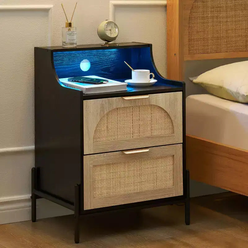 Comodino in Legno e Rattan, Stazione di Ricarica e Luci LED, Porte/Prese USB, 3 Cassetti in Rattan, Nero per Camera da Letto